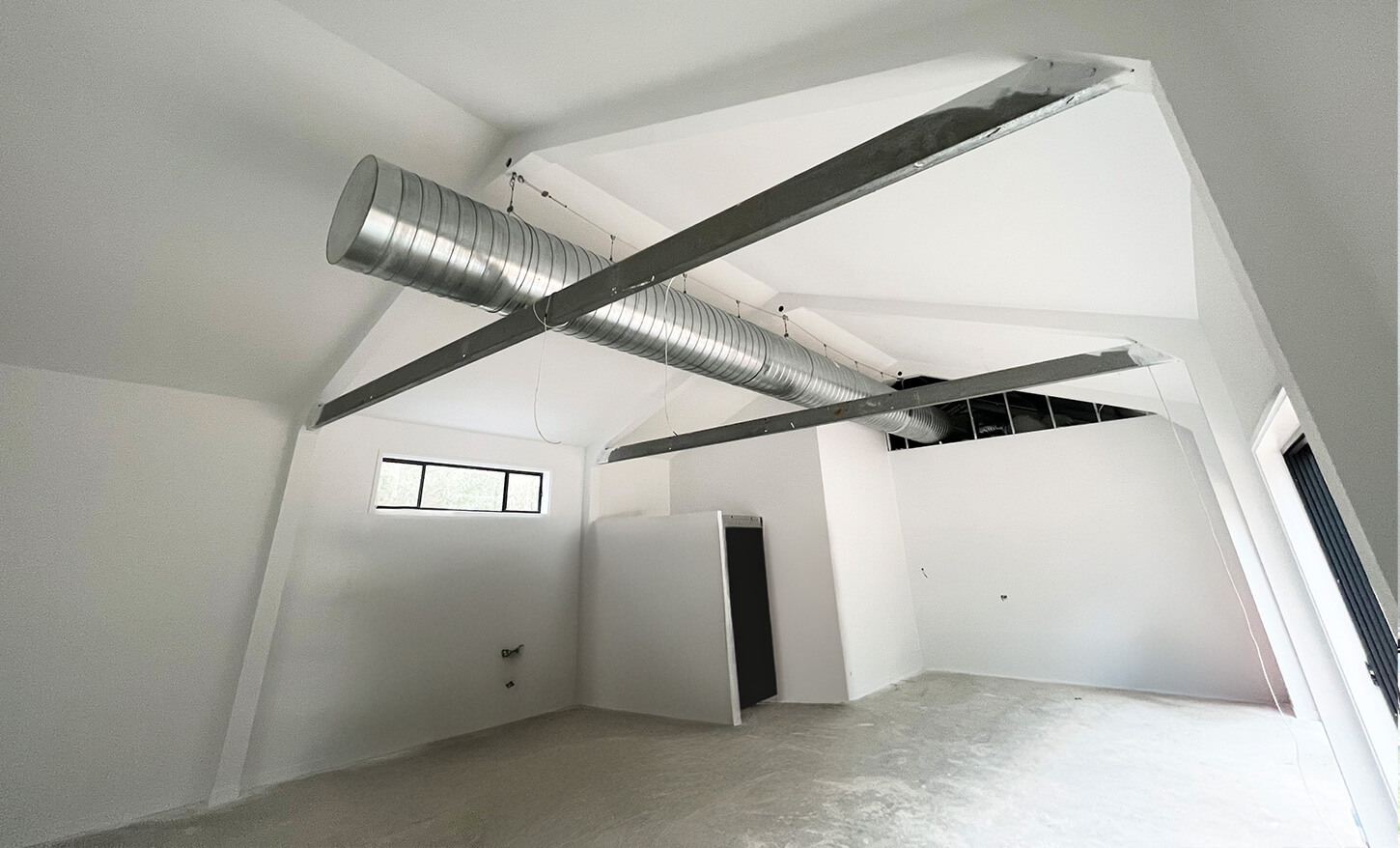 Art Studio with high ceiling C-Clip