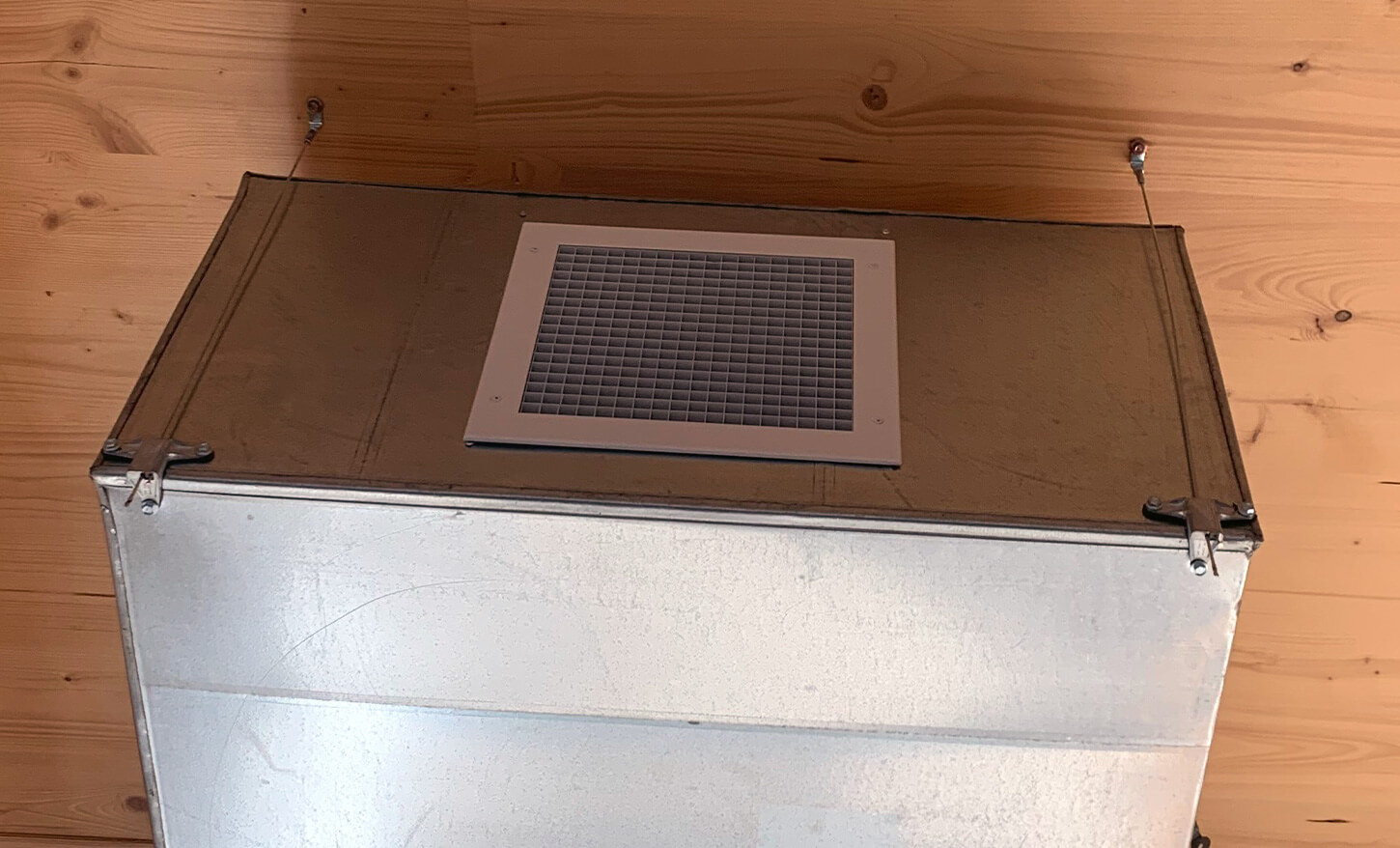 Duct Trapeze in service suspension